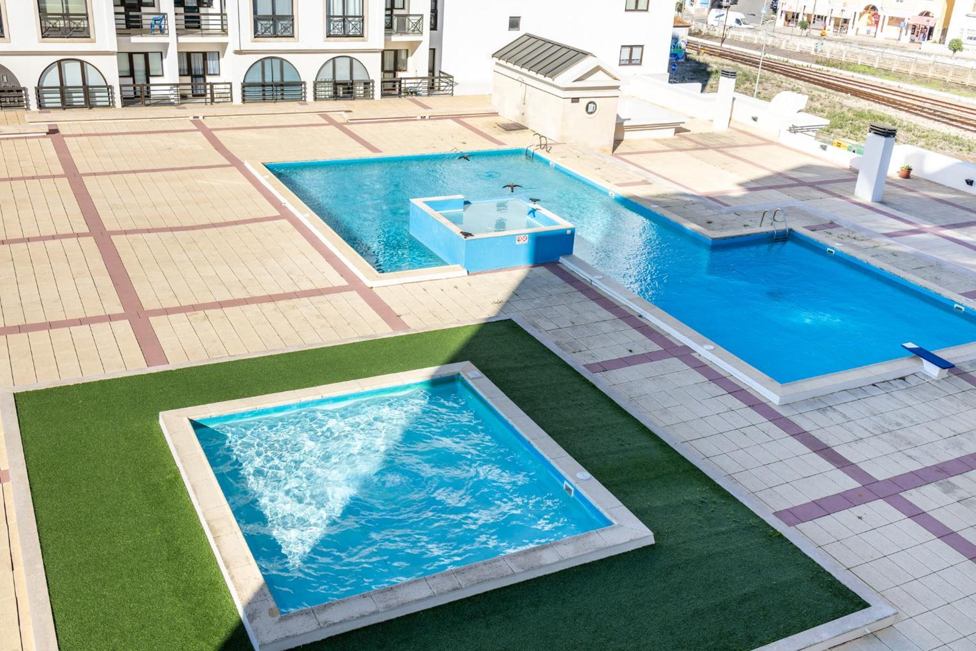 Beachfront 3Bdr Apt On Marginal Boulevard São Martinho do Porto Zewnętrze zdjęcie